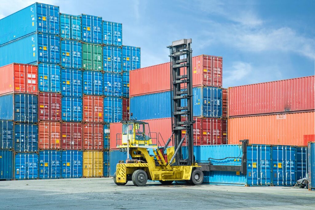 crane,lifter,handling,container,box,loading,to,depot